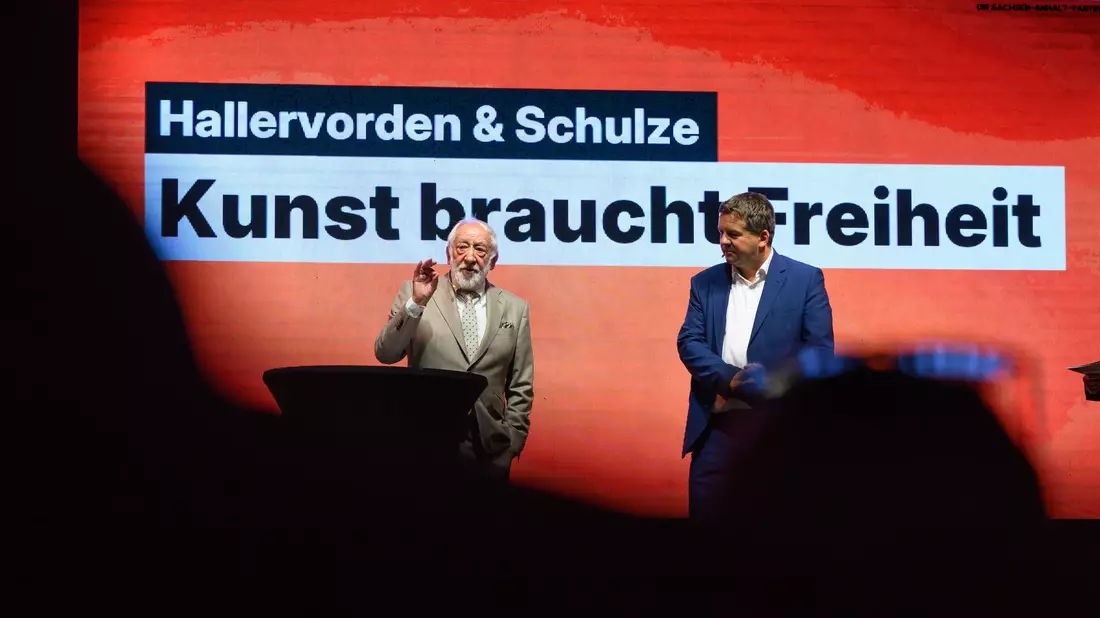 An vier Abenden laden Schauspieler Dieter Hallervorden und Ministerpräsident Sven Schulze vor der Landtagswahl zum Gespräch.  - Bild: Hendrik Schmidt/dpa