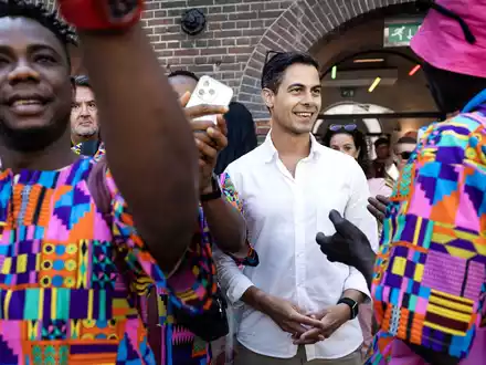 Der niederländische Ministerpräsident Rob Jetten bei der Canal Parade in Amsterdam. - Foto: Ramon Van Flymen/ANP/dpa