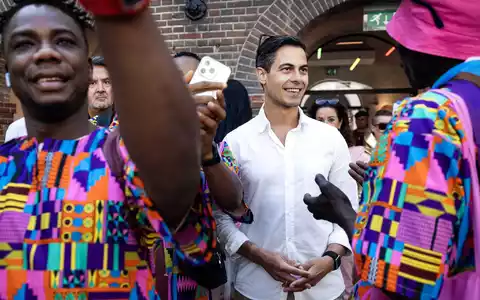 Der niederländische Ministerpräsident Rob Jetten bei der Canal Parade in Amsterdam. - Foto: Ramon Van Flymen/ANP/dpa