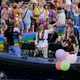 Der niederländische Ministerpräsident Rob Jetten steht auf einem Boot und winkt während der Canal Parade in Amsterdam. - Bild: Patrick Post/AP/dpa
