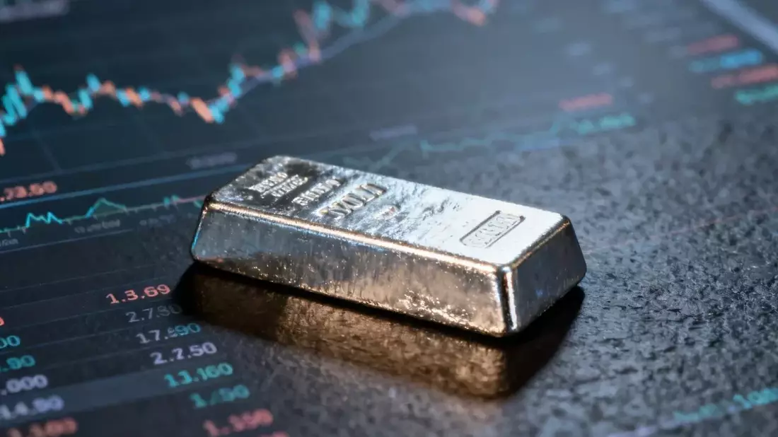 Silver Rebounds 2.36% to $59.27 Amid Yen Intervention, Fed Split Weighs