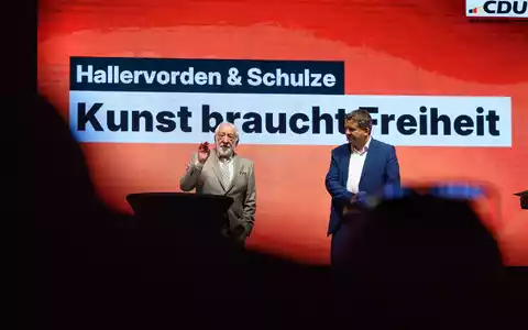 An vier Abenden laden Schauspieler Dieter Hallervorden und Ministerpräsident Sven Schulze vor der Landtagswahl zum Gespräch.  - Foto: Hendrik Schmidt/dpa