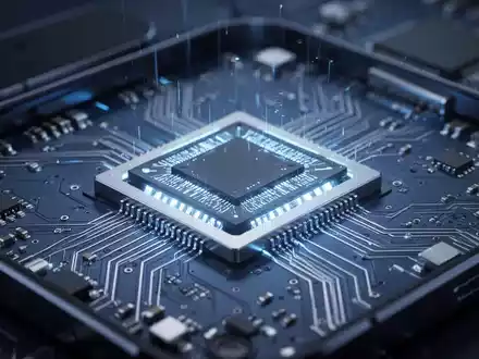 Nahaufnahme einer modernen Smartphone-Platine mit einem zentralen Halbleiter-Chip in blauem Licht. - Foto: über boerse-global.de