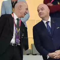 Bernd Neuendorf (l) ist mehr gut auf Gianni Infantino zu sprechen. (Archivbild) - Foto: Martin Meissner/AP/dpa