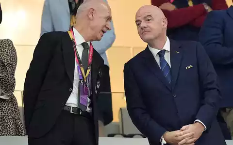 Bernd Neuendorf (l) ist mehr gut auf Gianni Infantino zu sprechen. (Archivbild) - Foto: Martin Meissner/AP/dpa