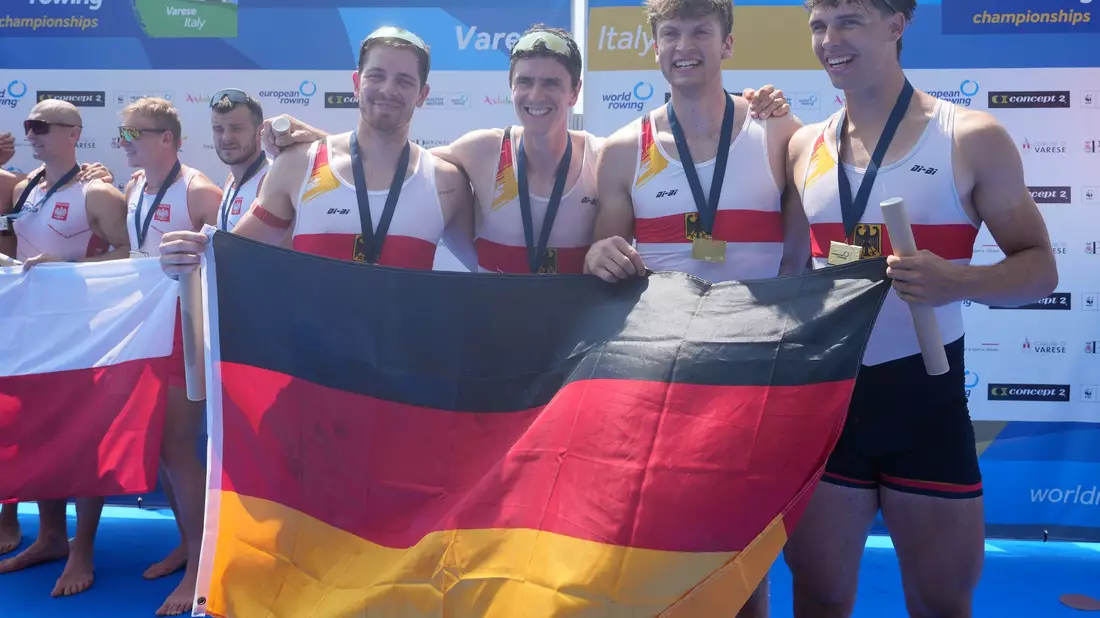 Der deutsche Doppel-Vierer jubelt über Gold.  - Bild: Antonio Calanni/AP/dpa