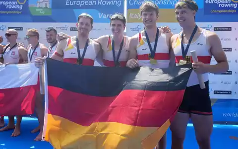 Der deutsche Doppel-Vierer jubelt über Gold.  - Foto: Antonio Calanni/AP/dpa