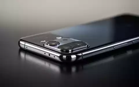 Ein modernes High-End-Smartphone auf einer dunklen, reflektierenden Oberfläche in professioneller Studiobeleuchtung. - Foto: über boerse-global.de