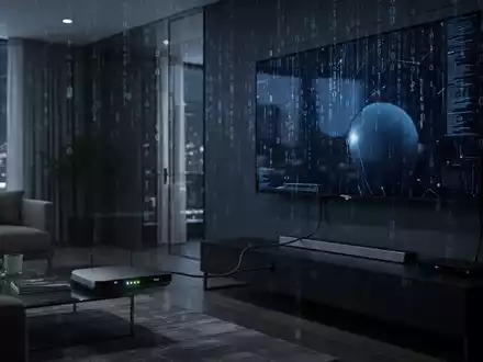 Eine Android-TV-Box in einem dunklen Wohnzimmer mit angedeuteten digitalen Sicherheitscodes auf dem Fernsehbildschirm. - Foto: über boerse-global.de