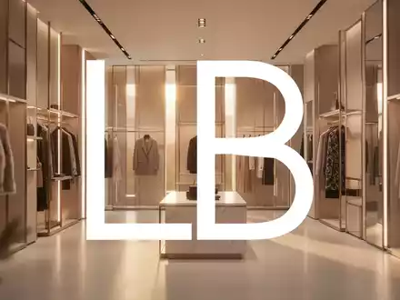 Abstrakte Darstellung einer gehobenen Einzelhandelsarchitektur mit elegantem Licht für ein Übernahmeangebot. - Foto: über boerse-global.de