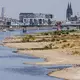 Blick auf Köln mit Sandbänken am Rhein. - Bild: Rolf Vennenbernd/dpa