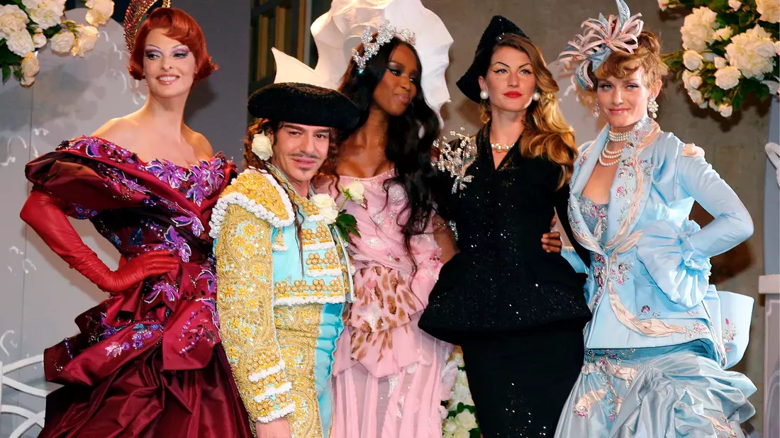 Der umstrittene Designer wird vom Metropolitan Museum in New York geehrt. (Archivbild) - Bild: Bruno Pellerin/Maxppp/epa/dpa