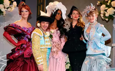 Der umstrittene Designer wird vom Metropolitan Museum in New York geehrt. (Archivbild) - Foto: Bruno Pellerin/Maxppp/epa/dpa
