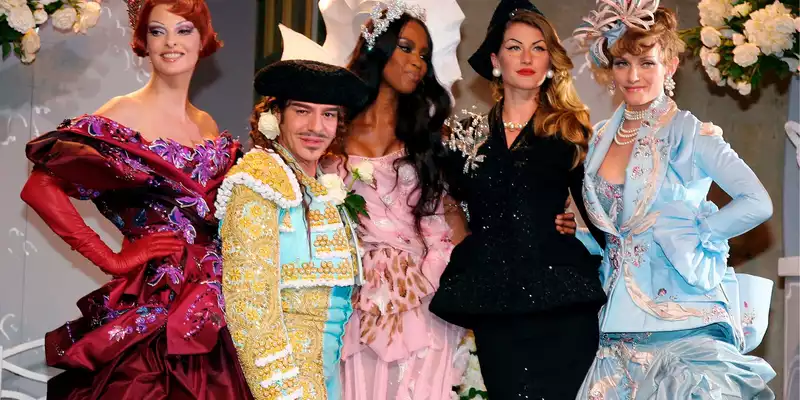 Der umstrittene Designer wird vom Metropolitan Museum in New York geehrt. (Archivbild) - Foto: Bruno Pellerin/Maxppp/epa/dpa