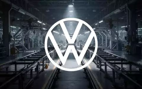 Leere Fertigungshallen in einem Automobilwerk mit dramatischer Beleuchtung als Symbol für industrielle Umbrüche. - Foto: über boerse-global.de