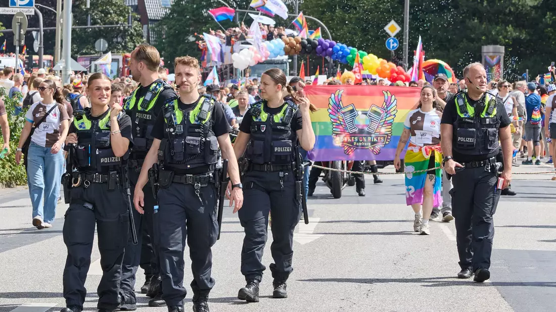 Die Hamburger Polizei spricht von einer friedlichen und ausgelassenen Stimmung bei der Demonstration zum Christopher Street Day. - Bild: Georg Wendt/dpa