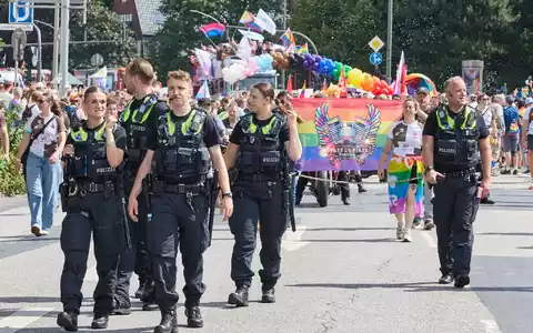 Die Hamburger Polizei spricht von einer friedlichen und ausgelassenen Stimmung bei der Demonstration zum Christopher Street Day. - Foto: Georg Wendt/dpa
