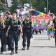 Die Hamburger Polizei spricht von einer friedlichen und ausgelassenen Stimmung bei der Demonstration zum Christopher Street Day. - Bild: Georg Wendt/dpa