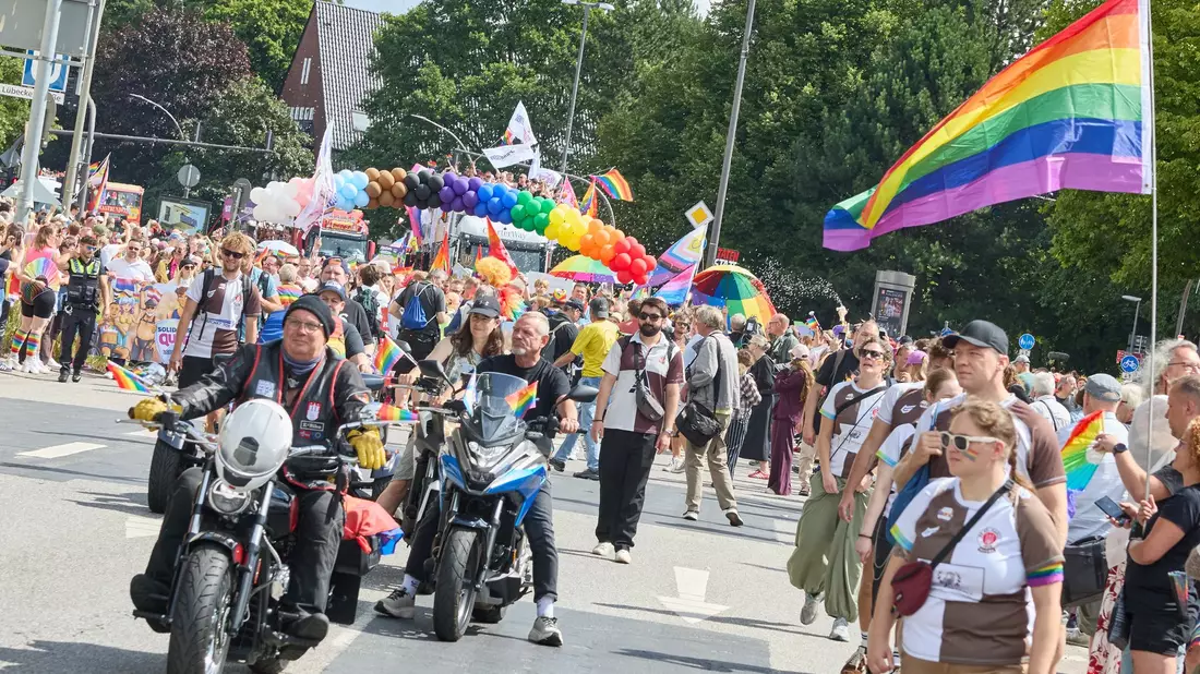 Im Demonstrationszug zum Christopher Street Day in Hamburg fahren nicht nur 60 Lastwagen, sondern auch mehrere Biker. - Bild: Georg Wendt/dpa