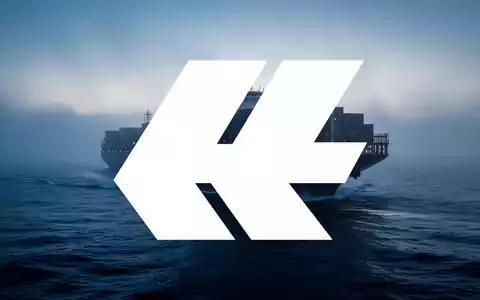 Ein modernes Containerschiff bei Dämmerung auf dem offenen Meer, symbolisch für die globale Logistikbranche. - Foto: über boerse-global.de