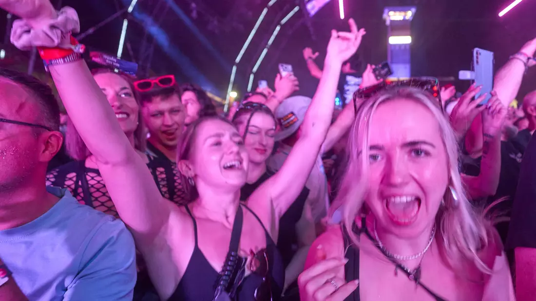 Zehntausende Raver feiern beim Nature One Festival. - Bild: Thomas Frey/dpa