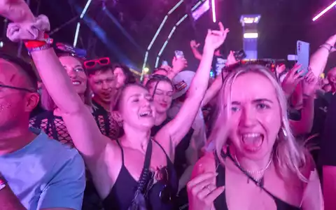Zehntausende Raver feiern beim Nature One Festival. - Foto: Thomas Frey/dpa