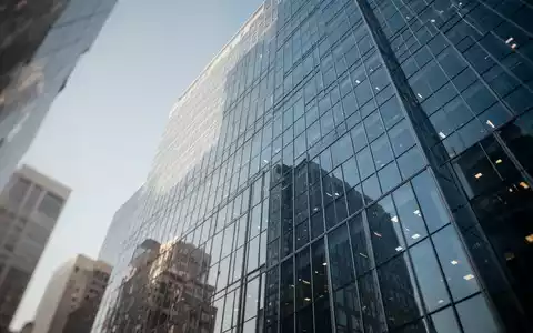 Moderne Glasfassade eines Bürogebäudes als Symbol für globale Finanzmärkte. - Foto: über boerse-global.de