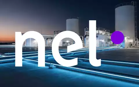 Abstrakte Darstellung einer modernen Wasserstoffanlage in der Dämmerung mit bläulich leuchtenden Industrieanlagen. - Foto: über boerse-global.de