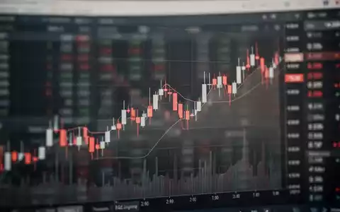 Fallender Aktienkurs in einem Finanzdiagramm auf einem Monitor. - Foto: über boerse-global.de