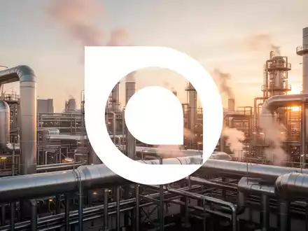 Moderne Industrieanlage mit glänzenden Rohrleitungen und atmosphärischer Beleuchtung als Symbol für Großinvestitionen. - Foto: über boerse-global.de