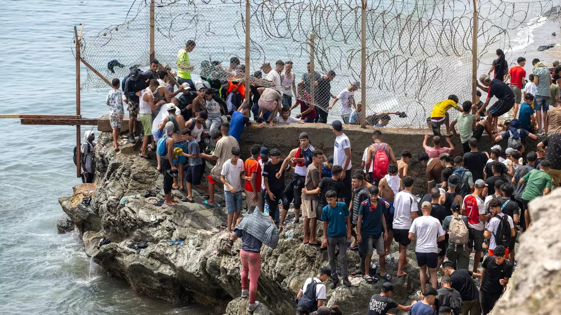 Ceuta ist kleiner als der Frankfurter Flughafen. - Bild: STR/AP/dpa
