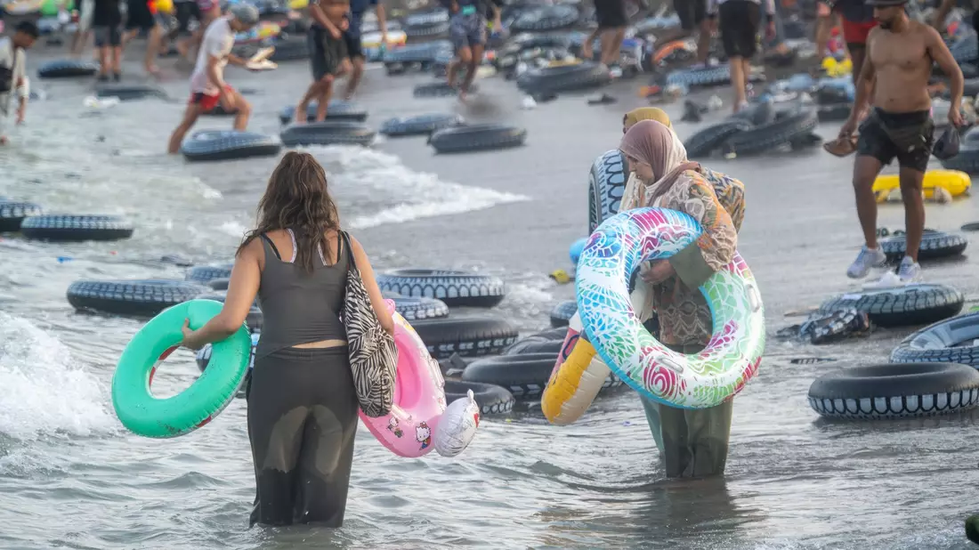 Unter den Ankömmlingen waren viele Frauen, Jugendliche und Kinder. - Bild: Marcos Moreno/EUROPA PRESS/dpa