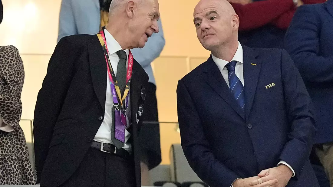 Bernd Neuendorf (l) findet Gianni Infantino gar nicht mehr so gut. (Archivbild) - Bild: Martin Meissner/AP/dpa