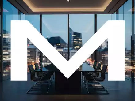 Abstrakte Darstellung einer modernen Büroetage bei Dämmerung als Symbol für strategische Investitionsentscheidungen. - Foto: über boerse-global.de