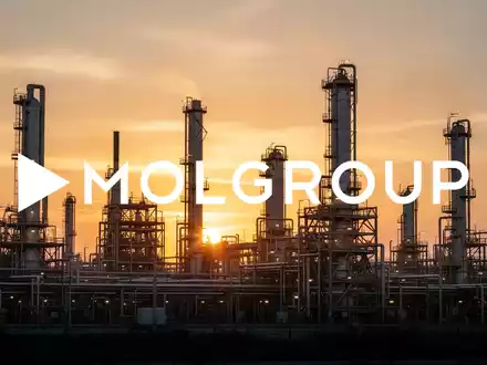 Moderne Industrieanlage in einer Ölraffinerie bei Sonnenuntergang. - Foto: über boerse-global.de