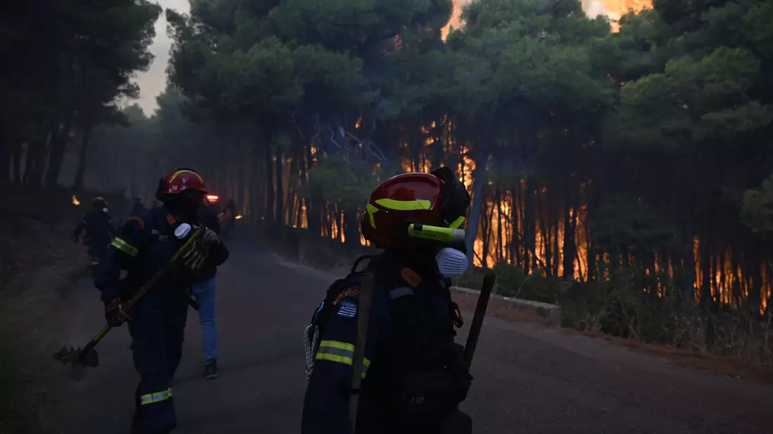 Aus der Luft gibt es wegen stürmischer Winde keine Hilfe - die Feuerwehrleute sind am Boden auf sich gestellt. - Bild: Michael Varaklas/AP/dpa