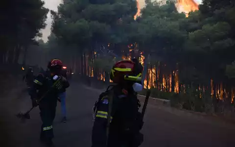 Aus der Luft gibt es wegen stürmischer Winde keine Hilfe - die Feuerwehrleute sind am Boden auf sich gestellt. - Foto: Michael Varaklas/AP/dpa