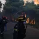 Aus der Luft gibt es wegen stürmischer Winde keine Hilfe - die Feuerwehrleute sind am Boden auf sich gestellt. - Bild: Michael Varaklas/AP/dpa