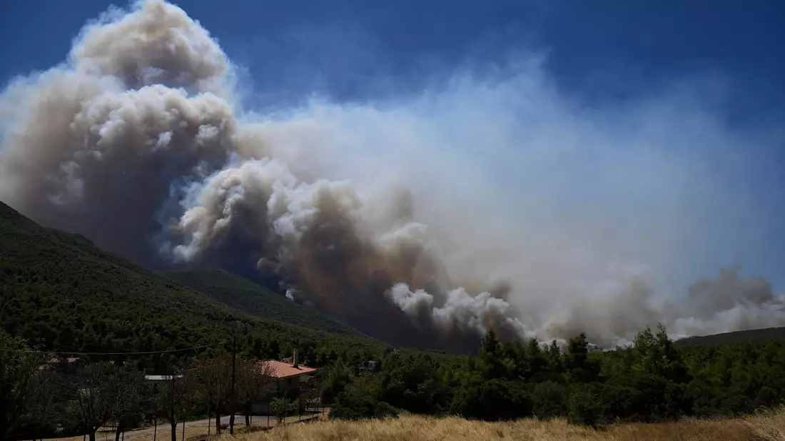 Ungebremste Naturgewalt: Der Wind treibt das Feuer gnadenlos voran, Löschflugzeuge können nicht starten. - Bild: Michael Varaklas/AP/dpa