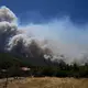 Ungebremste Naturgewalt: Der Wind treibt das Feuer gnadenlos voran, Löschflugzeuge können nicht starten. - Bild: Michael Varaklas/AP/dpa