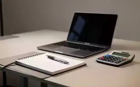 Ein moderner Schreibtisch mit Laptop und Notizbuch symbolisiert den Start in das neue Ausbildungsjahr. - Foto: über boerse-global.de