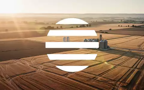 Abstrakte Darstellung einer modernen Agrarlandschaft bei Sonnenuntergang als Symbol für den Agrarsektor. - Foto: über boerse-global.de