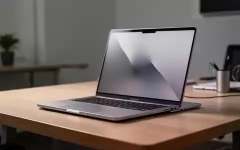 Ein Apple MacBook auf einem modernen Schreibtisch im Büro, symbolisch für die native Software-Entwicklung auf ARM-Basis. - Foto: über boerse-global.de