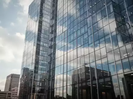 Moderne Bürogebäude in einem Geschäftsviertel als Symbol für internationale regulatorische Anforderungen. - Foto: über boerse-global.de