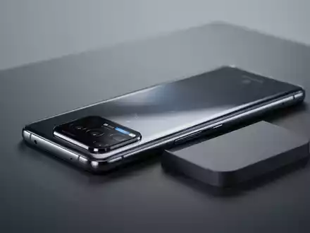 Ein schlankes, modernes Smartphone mit einer edlen Glas-Kameraleiste auf dunkler Oberfläche. - Foto: über boerse-global.de
