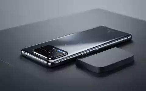 Ein schlankes, modernes Smartphone mit einer edlen Glas-Kameraleiste auf dunkler Oberfläche. - Foto: über boerse-global.de