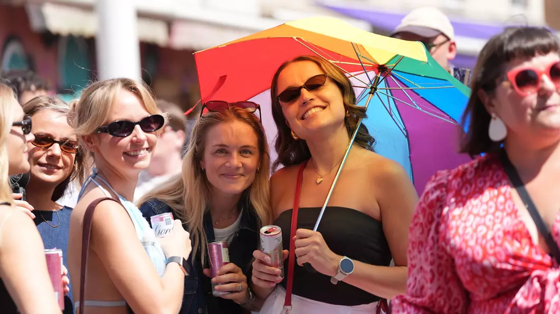 Bei strahlendem Sonnenschein feiert Brighton die Pride Parade. - Bild: Yui Mok/PA Wire/dpa