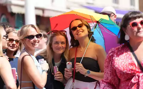 Bei strahlendem Sonnenschein feiert Brighton die Pride Parade. - Foto: Yui Mok/PA Wire/dpa