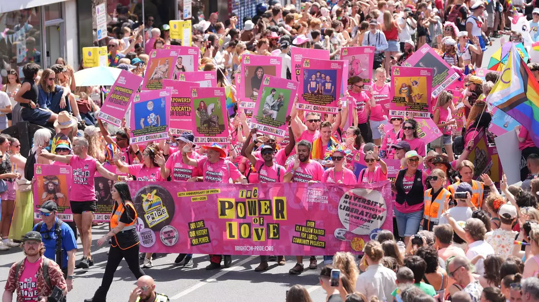 Viele tausend Menschen versammelten sich unter dem Motto «The Power of Love» auf den Straßen.  - Bild: Yui Mok/PA Wire/dpa