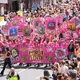 Viele tausend Menschen versammelten sich unter dem Motto «The Power of Love» auf den Straßen.  - Bild: Yui Mok/PA Wire/dpa